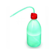 ДОЗАТОР 0.5 - мерная пластиковая емкость с узким горлышком и трубкой, 500 мл